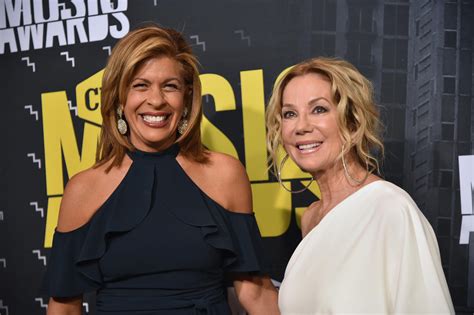 Hoda Kotb Remembers Kathie Lee Gifford’s ‘Hair Extensions’ and。